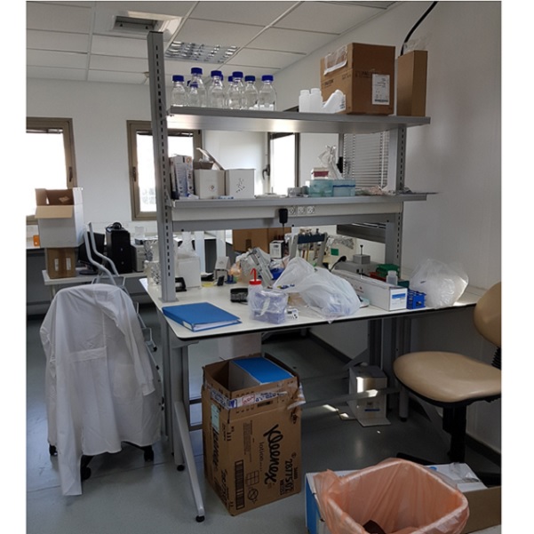 שולחן מעבדה טרספה בנץ מרכזי יד שניה